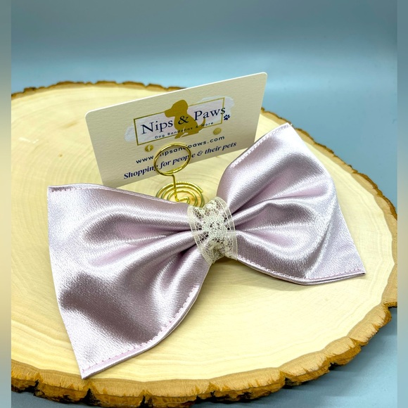 Dog Bow Tie- sits on collar - Picture 1 of 1
